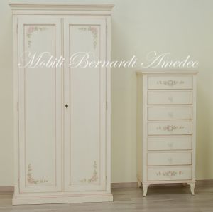 Armadio e cassettiera in legno massello stile classico finitura laccata bianco avorio e decori
